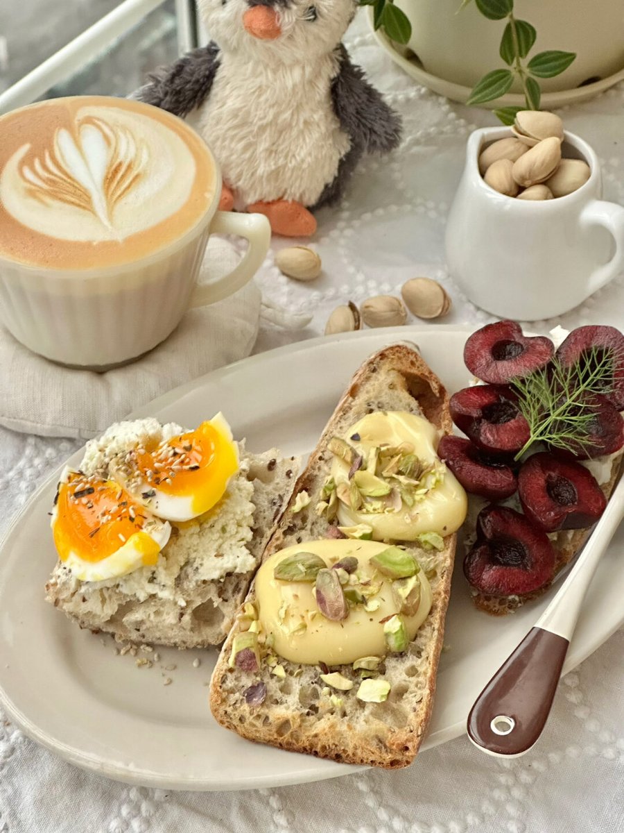 skimer_tvi's tweet photo. Got my go-to cozy morning vibe  Hot latte + toasted everything bagel with cream cheese—simple, warm, perfect start to the day https://t.co/gysz421SZA