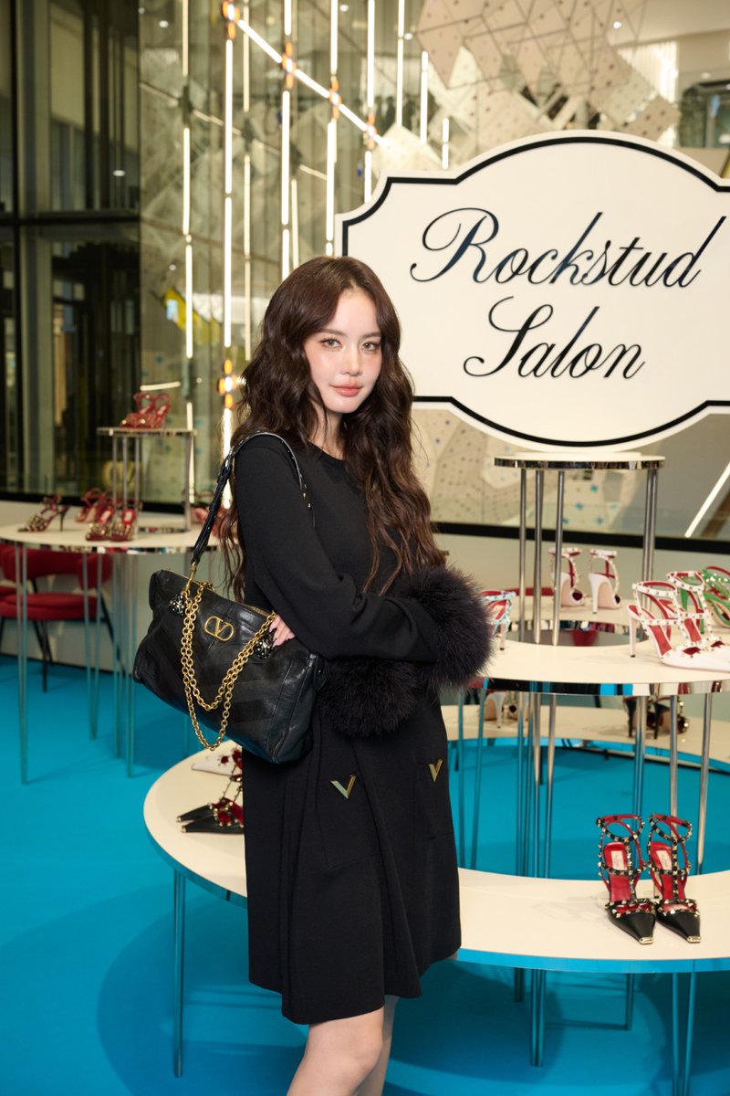 otpcnews's tweet photo. MAISON VALENTINO เปิดตัว THE ROCKSTUD SALON ถ่ายทอดคอลเล็กชั่น PRE-FALL 2026 ณ บูติก EMQUATIER

#srchafreen #JeffSatur #BowMaylada
#ValentinoPreFall2026
#ValentinoGaravani
#Rockstud 

Maison Valentino เปิดตัว The Rockstud Salon ณ บูติก Valentino EmQuatier ณ กรุงเทพฯ ประเทศไทย ถ่ายทอดโลกแห่งเครื่องประดับอันเป็นเอกลักษณ์ของ Valentino Garavani พร้อมนำเสนอการตีความใหม่จากคอลเล็กชั่น Pre-Fall 2026 ภายใต้การสร้างสรรค์ของผู้อำนวยการฝ่ายสร้างสรรค์ อเลสซานโดร มิเคเล่ (Alessandro Michele)

อ่านข่าวเพิ่มเติมได้ที่ https://t.co/xofyreb89m