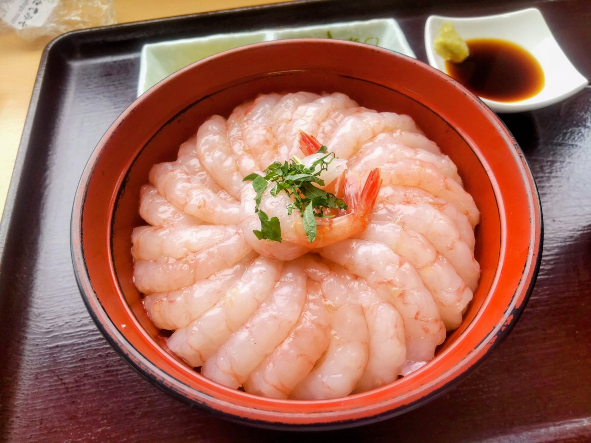 dokofes's tweet photo. 俺の前の人で煮魚が完売になった！しかし甘エビ丼があるからゆるす。

#鹿部町
#道の駅しかべ間歇泉公園
#浜のかあさん食堂 https://t.co/Ld0aniBuTq