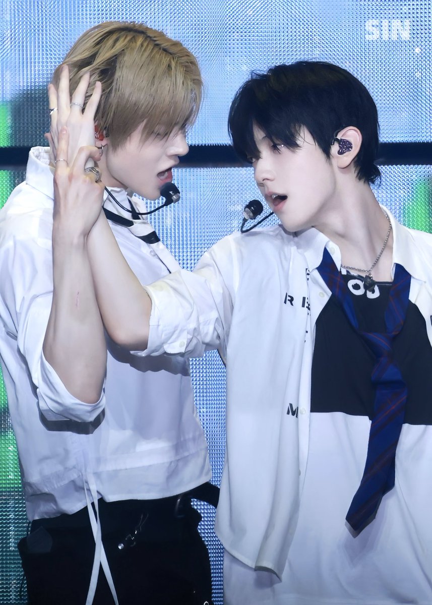 ra1sin81's tweet photo. 260617 🐰🦊

#수빈 #SOOBIN
#연준 #YEONJUN 
#txt  #TOMORROW_X_TOGETHER 
#투모로우바이투게더 https://t.co/7RkasMPhVe