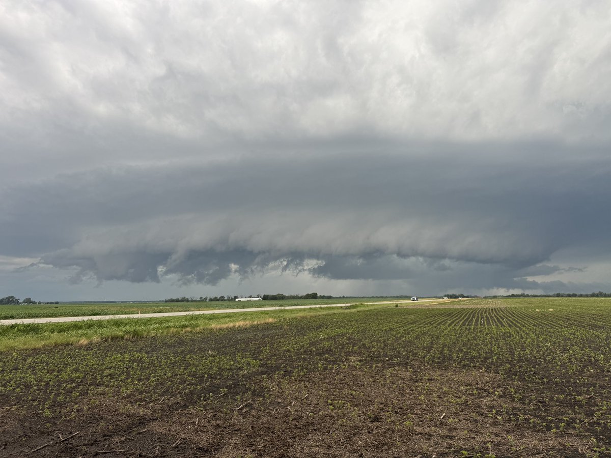 TacomaChasers's tweet photo. Although Tacoma members Lucas, Nathan, Ben, Quintin, and Tommy missed the tornadoes downstate in Illinois today, the unbelievably beautiful storm structure definitely made up for it down near the Mattoon area!

#wxtwitter #ilwx @NWSLincolnIL https://t.co/QBFrsz9LOk