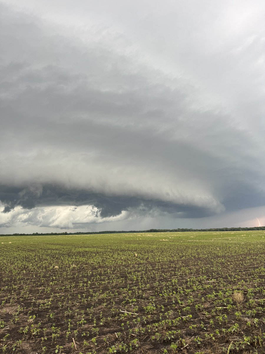 TacomaChasers's tweet photo. Although Tacoma members Lucas, Nathan, Ben, Quintin, and Tommy missed the tornadoes downstate in Illinois today, the unbelievably beautiful storm structure definitely made up for it down near the Mattoon area!

#wxtwitter #ilwx @NWSLincolnIL https://t.co/QBFrsz9LOk