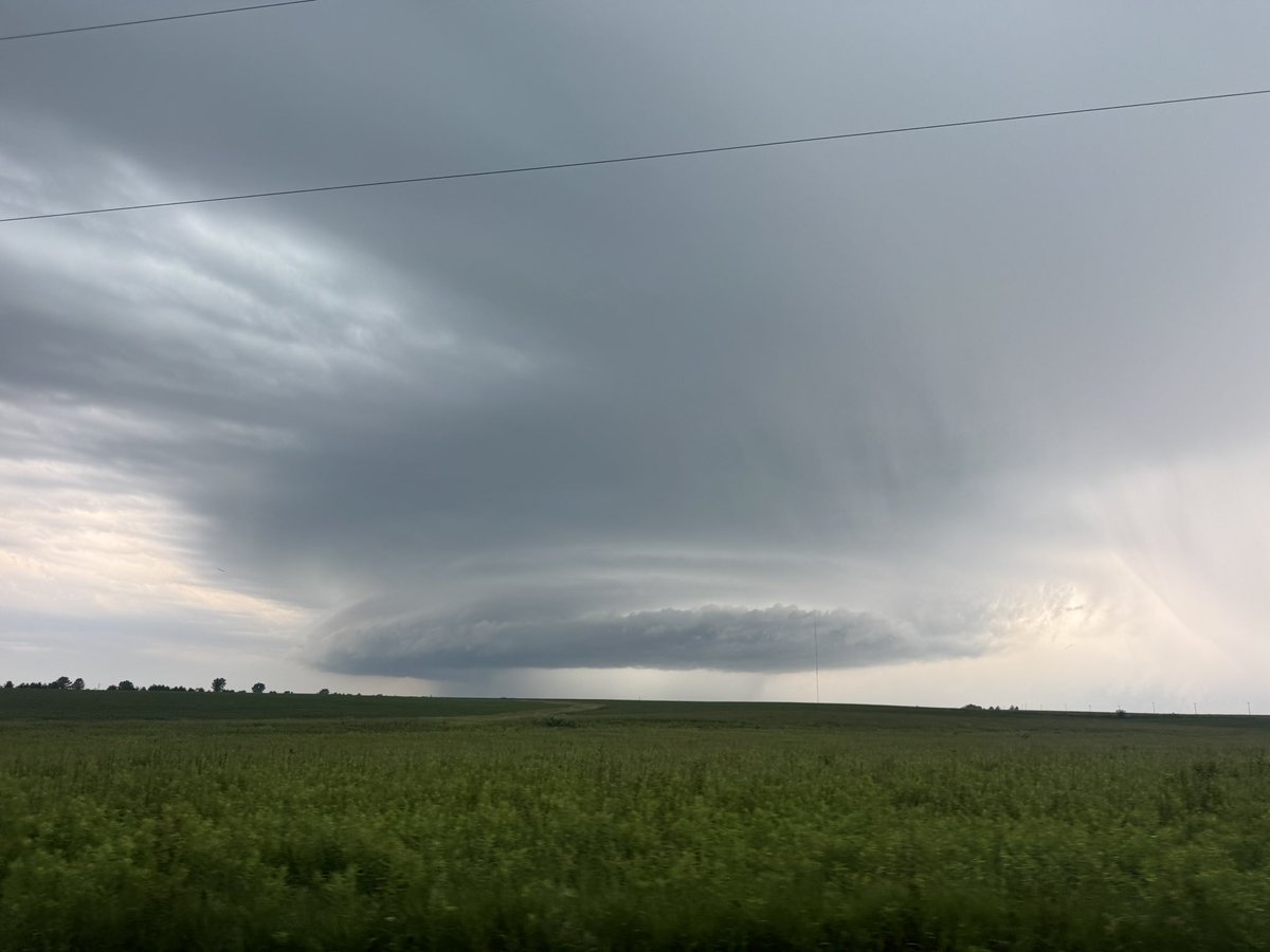 TacomaChasers's tweet photo. Although Tacoma members Lucas, Nathan, Ben, Quintin, and Tommy missed the tornadoes downstate in Illinois today, the unbelievably beautiful storm structure definitely made up for it down near the Mattoon area!

#wxtwitter #ilwx @NWSLincolnIL https://t.co/QBFrsz9LOk
