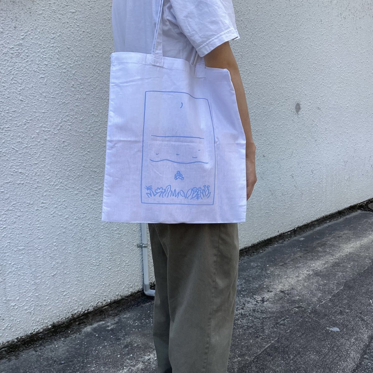 FOLKbookstore's tweet photo. おとなり子どもの本屋ぽてともオープンしました。展示壁では北林みなみ『ぼくのもり』原画展
〜6/28(日)月曜休
開催中です！トートバッグも販売中です！両面プリントで星と犬、月と人が描かれています。
通販にもアップしました！
https://t.co/IFCZBy4COr https://t.co/VFreug8shI