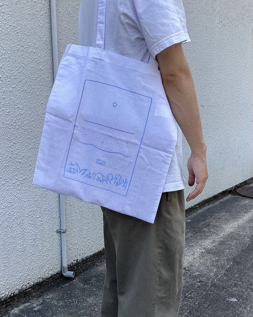 FOLKbookstore's tweet photo. おとなり子どもの本屋ぽてともオープンしました。展示壁では北林みなみ『ぼくのもり』原画展
〜6/28(日)月曜休
開催中です！トートバッグも販売中です！両面プリントで星と犬、月と人が描かれています。
通販にもアップしました！
https://t.co/IFCZBy4COr https://t.co/VFreug8shI