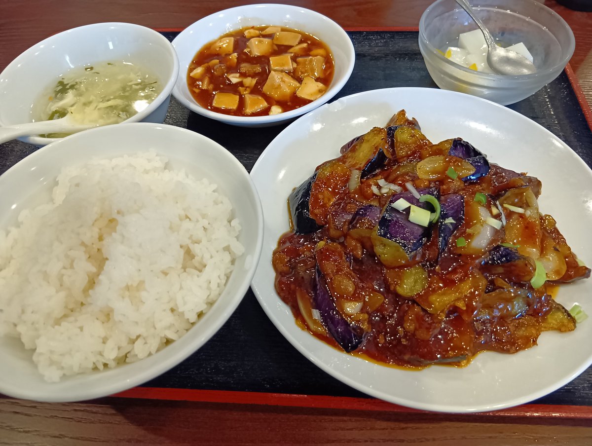iemeshi_simon's tweet photo. ＃町中華
＃皇家小籠包
帰る前の日の昼、Michaelを観る前に気に入って再訪。
おススメにあった”よだれ鶏”。辛さは小辛で食べやすい。羽根つき餃子はアベレージレベル。
自分は麻婆茄子定食。小皿で麻婆豆腐付(笑)
カミさんは酸辣湯麺。
飲み物は頼まず。
3,000円ちょっと。
やはり”町中華” https://t.co/7oVzPt2FZG