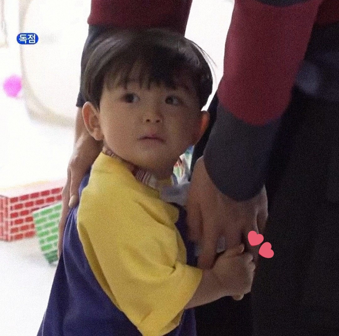 healbeom's tweet photo. my cutie:(  it's always so incredibly cute when his tiny hands hold onto soobin's big hands https://t.co/YIS5t6KM1u