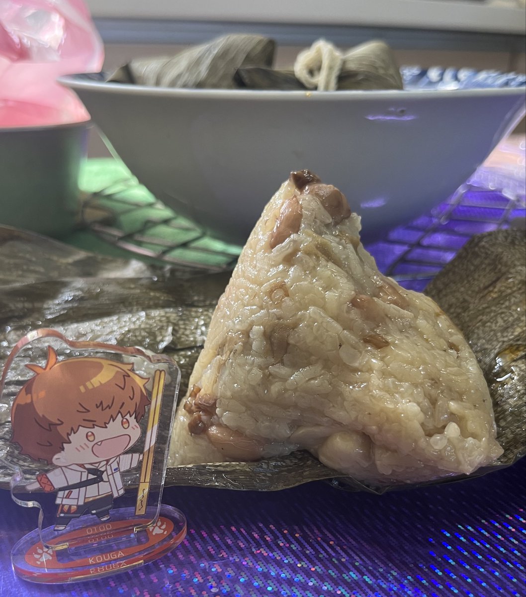 gorillapeei's tweet photo. 明日は台湾の端午節（たんごせつ）です。

この時期になると、台湾では家族や親戚が集まってちまきを食べます。
台湾のちまきには、豚バラ肉や塩漬け卵の黄身、ピーナッツなどが入っていて、とても食べ応えがあります。

夏の訪れを感じさせてくれる、台湾の伝統的な料理です。

#おとおとフォト https://t.co/3W7eZugMTP