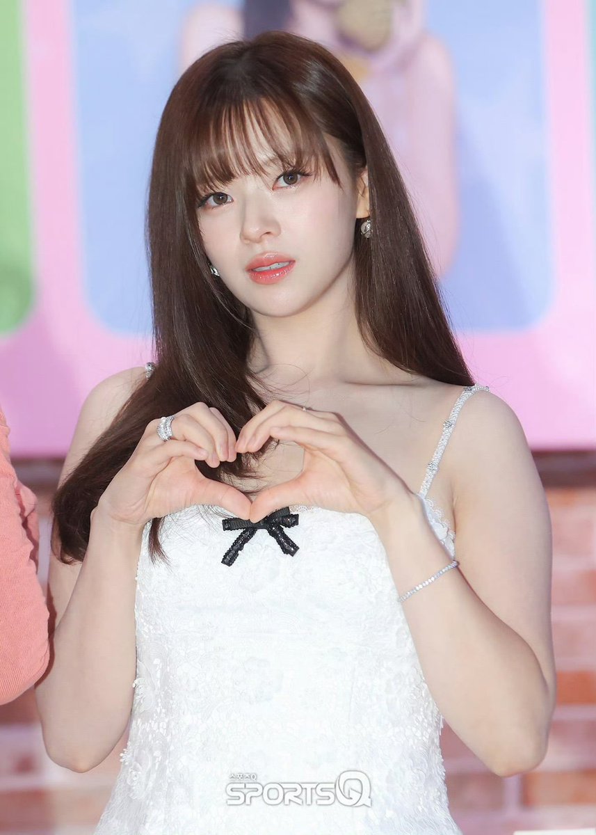 JeongyeonBar's tweet photo. 260618 
Ladies and gentlemen, the most beautiful woman on the planet.
#JEONGYEON #정연 #ジョンヨン #定延 #TWICE https://t.co/CzWFoEB8wA