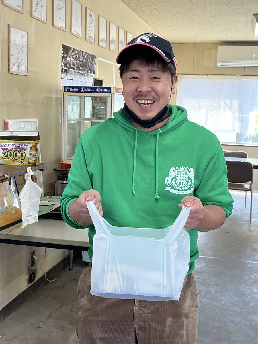Xian99k's tweet photo. ⑥-1 松島厩舎

荒尾競馬場閉場の後佐賀へ。
長男様は荒尾競馬場の元騎手さん、（先生も元騎手さん）次男様は調教助手としてご活躍されています。奥様も含めご家族皆様で厩舎を盛り立てていらっしゃるイメージがあります。松島厩舎様がこれから益々ご活躍されますよう祈っています。
現在の管理馬21頭 https://t.co/okWpRtFxNS