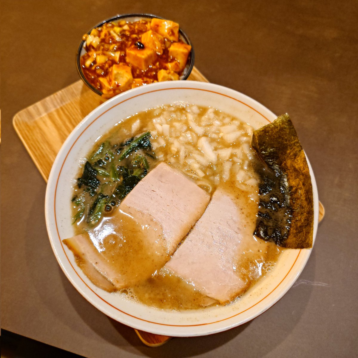 GDB_E4FH's tweet photo. 薬院「食堂タイガー」で「ラーメミニ丼定食」（1375円）を。2026/6/16「中華そば栄」が移転に伴い町中華としてリニューアルオープン。
今日の日替は栄の中華そばと麻婆豆腐丼だったので即決。動物魚介に和出汁を合わせたスープに自家製平打ち麺の組み合わせで変わらず美味い！麻婆豆腐も絶品。(ﾟ∀ﾟ) https://t.co/nYtPHIyZd2
