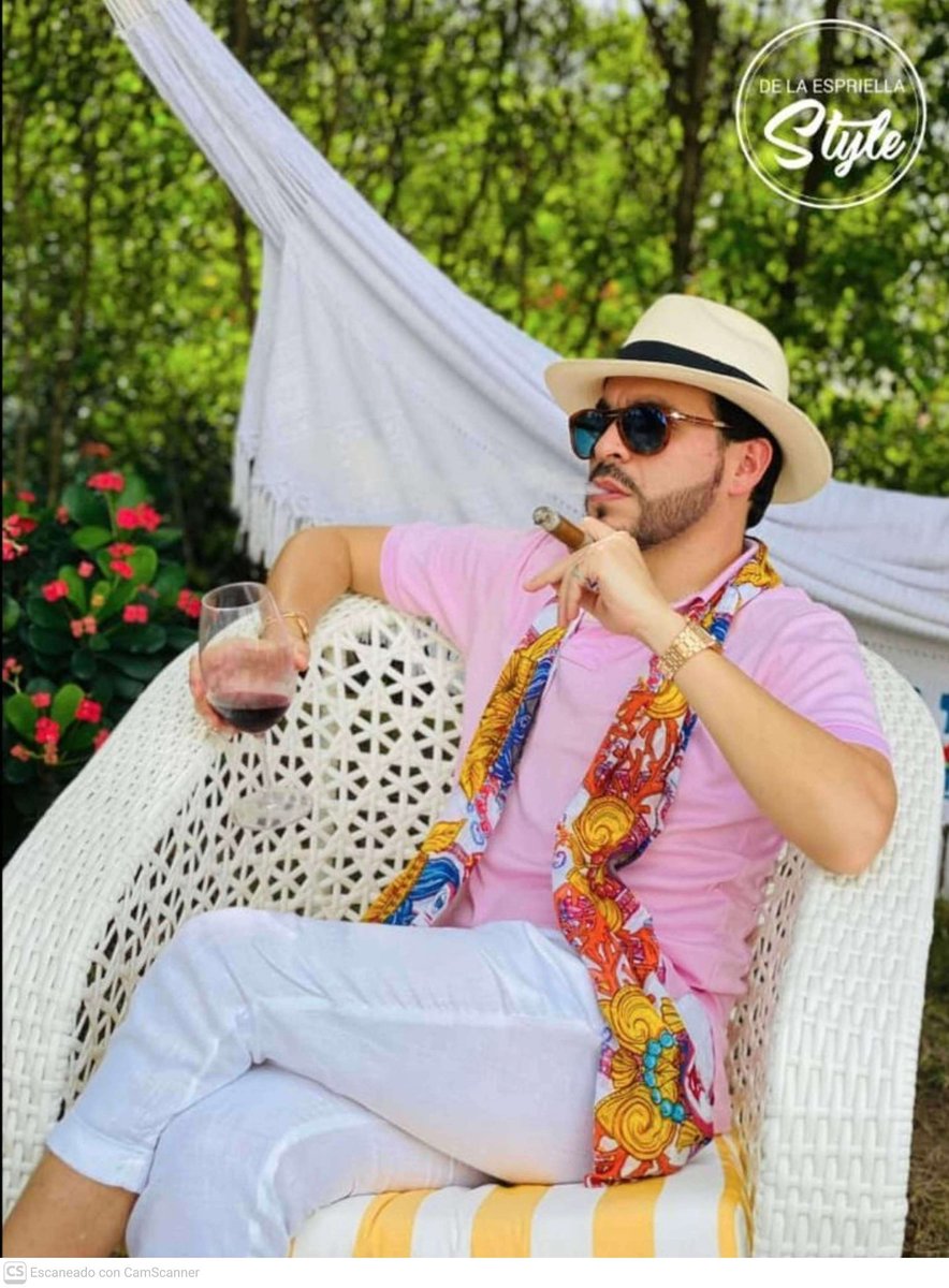 Acarrillc's tweet photo. Esto qué es, si es marica que sea varón, salga del closet y deje de estar saliendo con la señora -bonita por cierto- que, se presta para esa pantomima. https://t.co/7XAVLCsi5p