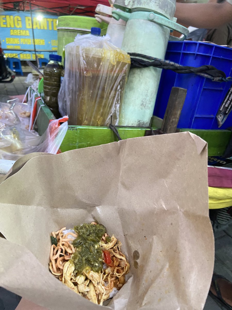 beeeeescuit's tweet photo. andalan tiap balik jalan-jalan, makan nasi jinggo deket hotel. UDH MURAH ENAK BGT LAGI 😭😩🤤🤤👍🏻😍 https://t.co/W0nFCJO5Ew