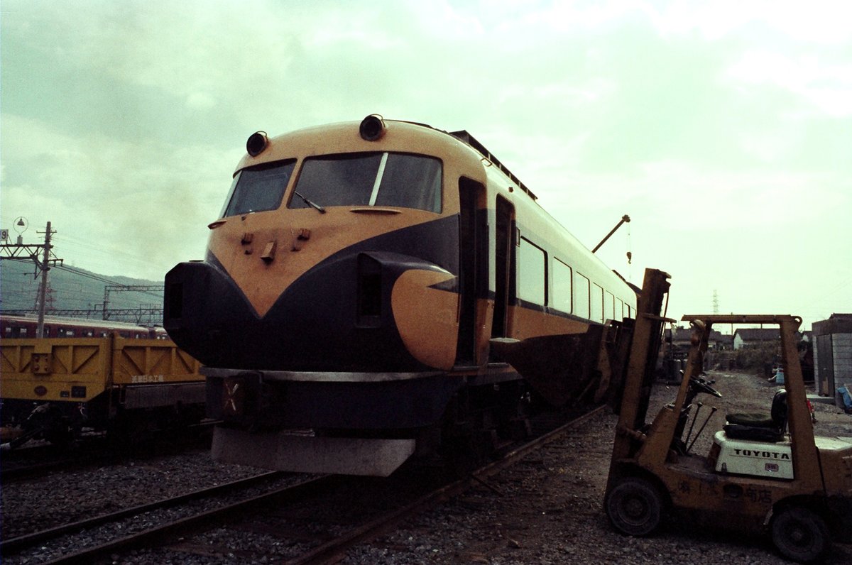 naraphotoclub's tweet photo. いくら名車であろうとも　引退　除籍されたら待ち受ける解体
さようなら10100系トップバッター https://t.co/v6SuTvpj3D