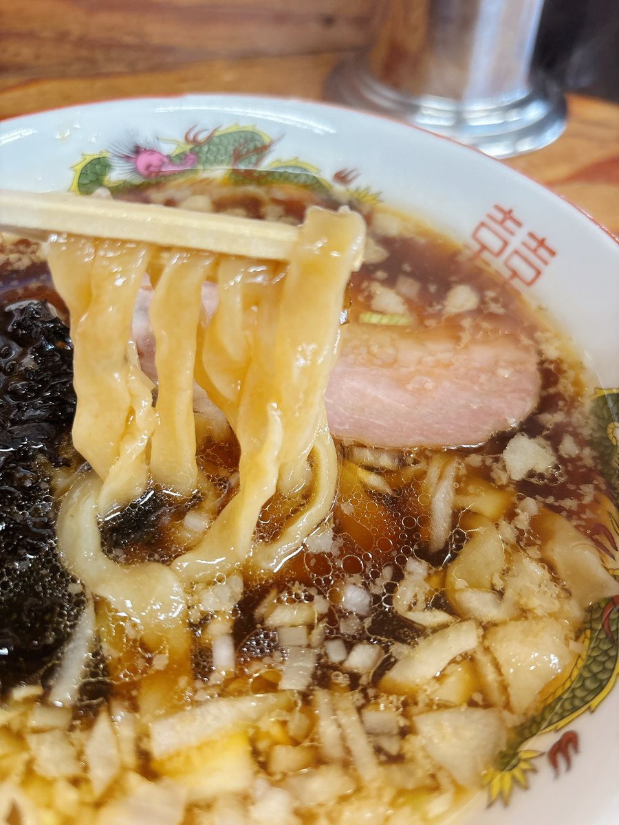 isogishisenkaku's tweet photo. ランチは朝ラーでお世話になっている湘南の手前
限定の背脂煮干し
とても控えめに柚子が香るんですよ
そしてこの控えめな外観
加水高めのモチモチ平打ち縮れ麺がここならでは
良質なうどんをいただいているようなスープも優しくて好き
カミカゼもたまには行きたいけど、���たらと混むし、ついついこちら https://t.co/3CPkwrOniC