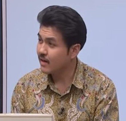 menuembegejelek's tweet photo. Baik astrio felligent maupun bahtra banong, keduanya sudah keok di depan publik. Citranya sebagai jubir parpol sudah hancur. Dan keduanya di-skakmat oleh siapa? Ya, oleh MAHASISWA S1 AKTIF. Yang satu oleh mahasiswa aktif UGM, sedang yang satunya oleh S1 UI.

Atas sepak terjang kedua jubir yang memalukan itu, berikut dua saran kami untuk partai penguasa @Gerindra:

1. Ganti jubir kalian.

2. Mundur sebagai parpol penguasa.

Terbukti, bahkan kedua jubir kalian tak sanggup membela gagasan-gagasan kalian dengan baik, sekalipun itu ditayangkan di layar kaca dan disaksikan oleh jutaan rakyat Indonesia. Lawan bicaranya juga seorang mahasiswa, gimana kalo mereka menghadapi para pakar? Bagaimana kalo jubir-jubir kalian dicecar oleh para ahli??

Kesimpulannya, antara memang kedua jubir kalian yang gak kompeten, atau memang gagasan-gagasan kalian yang terlampau jelek. Kami tahu, kalian sebetulnya juga sadar kalau implementasinya jelek, hanya saja kalian wegah untuk kehilangan pundi-pundi korupsi, dan terlalu malu untuk mengakui bahwa kalian gak becus menjadi penguasa.