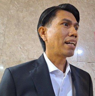 menuembegejelek's tweet photo. Baik astrio felligent maupun bahtra banong, keduanya sudah keok di depan publik. Citranya sebagai jubir parpol sudah hancur. Dan keduanya di-skakmat oleh siapa? Ya, oleh MAHASISWA S1 AKTIF. Yang satu oleh mahasiswa aktif UGM, sedang yang satunya oleh S1 UI.

Atas sepak terjang kedua jubir yang memalukan itu, berikut dua saran kami untuk partai penguasa @Gerindra:

1. Ganti jubir kalian.

2. Mundur sebagai parpol penguasa.

Terbukti, bahkan kedua jubir kalian tak sanggup membela gagasan-gagasan kalian dengan baik, sekalipun itu ditayangkan di layar kaca dan disaksikan oleh jutaan rakyat Indonesia. Lawan bicaranya juga seorang mahasiswa, gimana kalo mereka menghadapi para pakar? Bagaimana kalo jubir-jubir kalian dicecar oleh para ahli??

Kesimpulannya, antara memang kedua jubir kalian yang gak kompeten, atau memang gagasan-gagasan kalian yang terlampau jelek. Kami tahu, kalian sebetulnya juga sadar kalau implementasinya jelek, hanya saja kalian wegah untuk kehilangan pundi-pundi korupsi, dan terlalu malu untuk mengakui bahwa kalian gak becus menjadi penguasa.