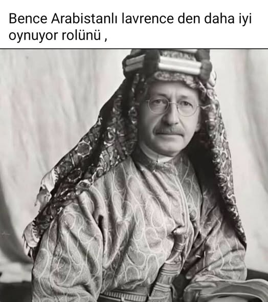 TOPRAK_2_'s tweet photo. Bay Kemal’ in beyhude itirazı..!
18 Haziran 2026 Nefes Gazetesi
Önceki gün sabah telefonum çaldı…
Önce bir sekreter hanım, “genel başkanımızı bağlıyorum” dedi, birkaç saniye sonra ise telefonun öbür ucunda CHP’nin mahkeme kararıyla atanmış başkanı Kemal Kılıçdaroğlu vardı…
“Günaydın Ümit Bey” diye başladı söze, “Merhaba Kemal Bey” dedim. Epey uzun süren bir telefon konuşması yaptık… Öncelikle belirtmeliyim; bu görüşmenin yazılmamasını rica etti. O nedenle yaptığımız konuşmanın içeriğini tamamen anlatmayacağım.
-Biri hariç!
Bay Kemal, o günkü yazımla ilgili arıyordu. Kısaca anımsatayım. “Makul adam Bay Kemal” başlıklı yazımda, ağırlıklı olarak 2014 cumhurbaşkanlığı seçimlerinde aday gösterilen “Ekmeleddin İhsanoğlu” konusuyla, değerli diplomat ve eski CHP milletvekili Onur Öymen’in, WikiLeaks belgeleri ve CIA raporuyla ortaya koyduğu “Kılıçdaroğlu’nun, Deniz Baykal komplosu sonrasında CHP’ye nasıl başkan olduğu” konusunu anlatmıştım…
Yazımın girişinde ise şöyle demiştim:
-13 yıllık genel başkanlığı döneminde 13 kez seçim kaybeden Bay Kemal’in aslında bu yıllar içinde yaptıkları, yapmadıkları, partiden kimleri uzaklaştırdığı, kimleri doldurduğu, partiyi “kurucu” çizgisinden nasıl uzaklaştırdığı, seçtiği danışmanları, ABD büyükelçileriyle baş başa otellerdeki muhabbetleri ciltler dolusu kitaba konu olur!
Bay Kemal yazıma itiraz etmek için aramıştı… Yazdığım konular arasından yalnızca birine takılmıştı. Onu da şöyle açıkladı:
-Ben ABD büyükelçileriyle asla otel odalarında görüşmedim!
Otel köşesindeki görüşme!
Bay Kemal’in bu itirazı beni hem çok şaşırtmış hem de gülümsetmişti…
Gerçekten böylesine medyanın diline düşmüş bir buluşmayı unutmuş olabilir miydi? Yanıt verdim:
-Eski ABD’nin Ankara Büyükelçisi Francis Ricciardone ile Ankara Sheraton otelinin gözden uzak bir köşesinde yalnızca bir tercüman eşliğinde 2,5 saat görüştünüz Kemal Bey!
Telefonda tarihi hatırlayamamıştım ama onu da şimdi vereyim, 24 Ekim 2013!
Bay Kemal sessiz kalınca devam ettim:
-Dilerseniz bu görüşmeyle ilgili haber, köşe yazısı ve yorumları size gönderebilirim!
Atanmış genel başkan “bir parti liderinin büyükelçilerle görüşmesi, birlikte yemek yemesi normal değil mi?” sorusuyla yanıt verince devam ettim:
-Tabii ki normal. Ama gözden uzak köşelerde baş başa değil! Sizin makamınızda kurmaylarınızla ya da ABD büyükelçiliğinde yine kurmaylarınızla görüşebilirsiniz ancak böyle bir görüşme doğal olarak çok dikkati çekecektir ve çekti de!
Aslına bakarsanız benim bunları anlatmama da gerek yoktu; Google’ı açıp baksa söylediğim tüm yazıları ve yorumları görecekti!
Bay Kemal ile daha başka konularda da konuştuk. En çok aklıma kazınan bugün ihraç etmek için Parti Disiplin Kuruluna üstelik tamamen tüzüğe aykırı şekilde MYK kararıyla verdiği, tümünü listelere kendisinin koyduğu milletvekilleri için kullandığı şu cümleydi:
-Onlar benim dostlarım, arkadaşlarım!
Dostlarım dediği milletvekillerinin dün itibarıyla CHP’den atıldıklarını da buraya not edelim!
Gövdemdeki kurt
Bu yazının altına başka ne yazılır diye düşündüm…
Aklıma değerli dostum, sevgili ağabeyim Ali Erten’in Fransa’dan gönderdiği, bugün yaşadığımız rezillikleri, mutlak kepazelikleri anlatan büyük şair Nazım Hikmet’in 1924’te yazdığı “Gövdemdeki Kurt” şiiri geldi. İyi okumalar:
Sen benim minare boyundaki çam gövdeme/
beyaz bir kurt gibi girdin, kemirdin/
Ben barsaklarımda solucan Makdonaldı besleyen/
İngiliz amelesi gibi saklıyorum seni içimde/
Biliyorum kabahat kimde/
Ey ruhu lordlar kamarası kadın/
Ey uzun entarili tüysüz Puankara/ karşımda; demirleri kıpkızıl bir şimendifer ocağı gibi yanmak/ senin en basit hünerin/
Yine en basit hünerin senin/
buzun üstünde paten gibi kıvranmak/
Soğuk! Sıcak! Kaltak dur! Yumuşak beyaz kıvrılışlarınla/ beynime giriyorsun kemiriyorsun/
Oraya giremezsin/
Onu kemiremezsin/
Yumuşak beyaz kıvrılışlarıyla/ beynime giren kurdu/
çürük bir diş gibi söktüm! Epeyce ter döktüm! Bu sonuncuydu/
bir daha olmayacak!