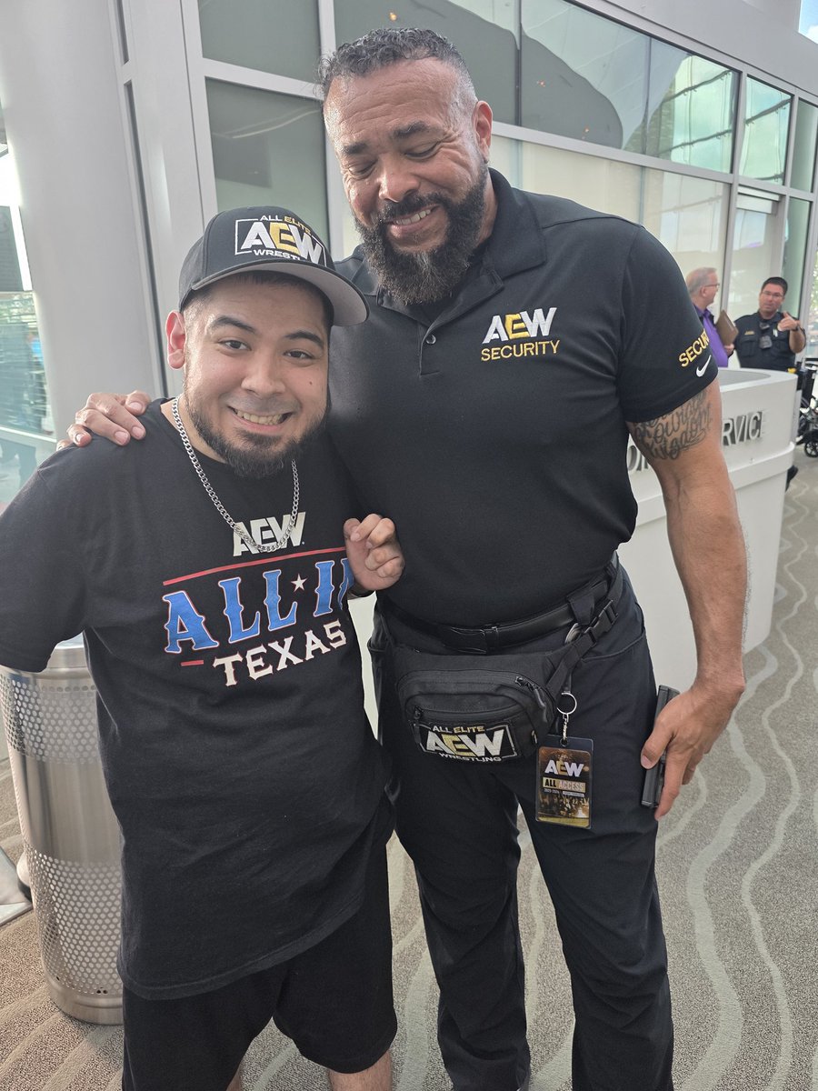 batboybrandon's tweet photo. Another great night of Professional Wrestling my night got even better when I saw my friend! @Security__Sam #AEWDynamite https://t.co/WZdLgeyyVh