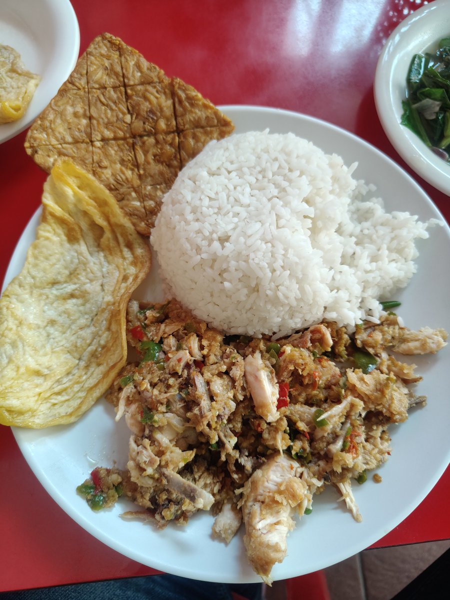 Widino's tweet photo. Ternyata masih ada ayam geprek yg ayamnya beneran digeprek sampe hancur di Bandung.

Ayam Geprek Bebas, geprek langganan mahasiswa di sekitaran DU karena murah dan banyak pilihan sambalnya. Favorite yg gw beli ini ayam geprek sambal cikur 🤤 https://t.co/HbBBXPilRB
