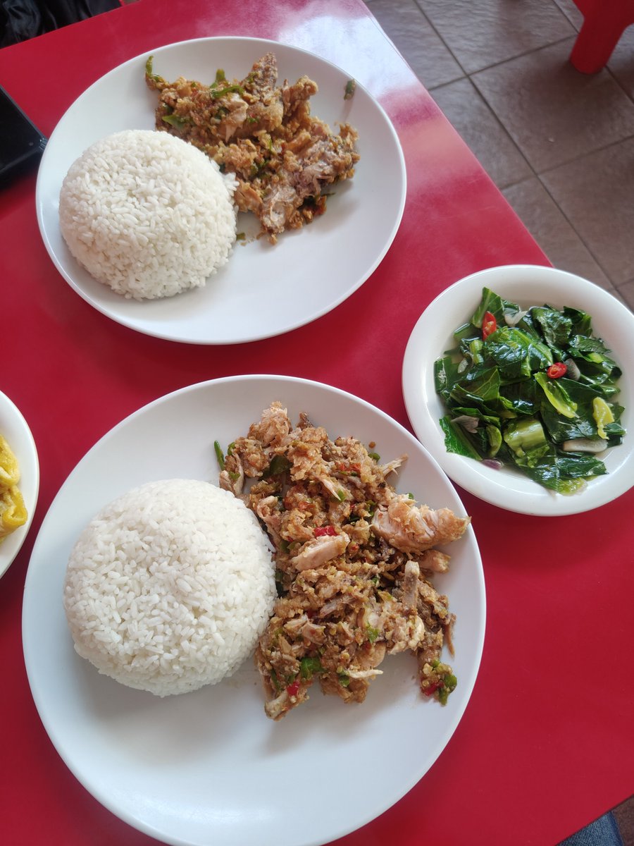 Widino's tweet photo. Ternyata masih ada ayam geprek yg ayamnya beneran digeprek sampe hancur di Bandung.

Ayam Geprek Bebas, geprek langganan mahasiswa di sekitaran DU karena murah dan banyak pilihan sambalnya. Favorite yg gw beli ini ayam geprek sambal cikur 🤤 https://t.co/HbBBXPilRB