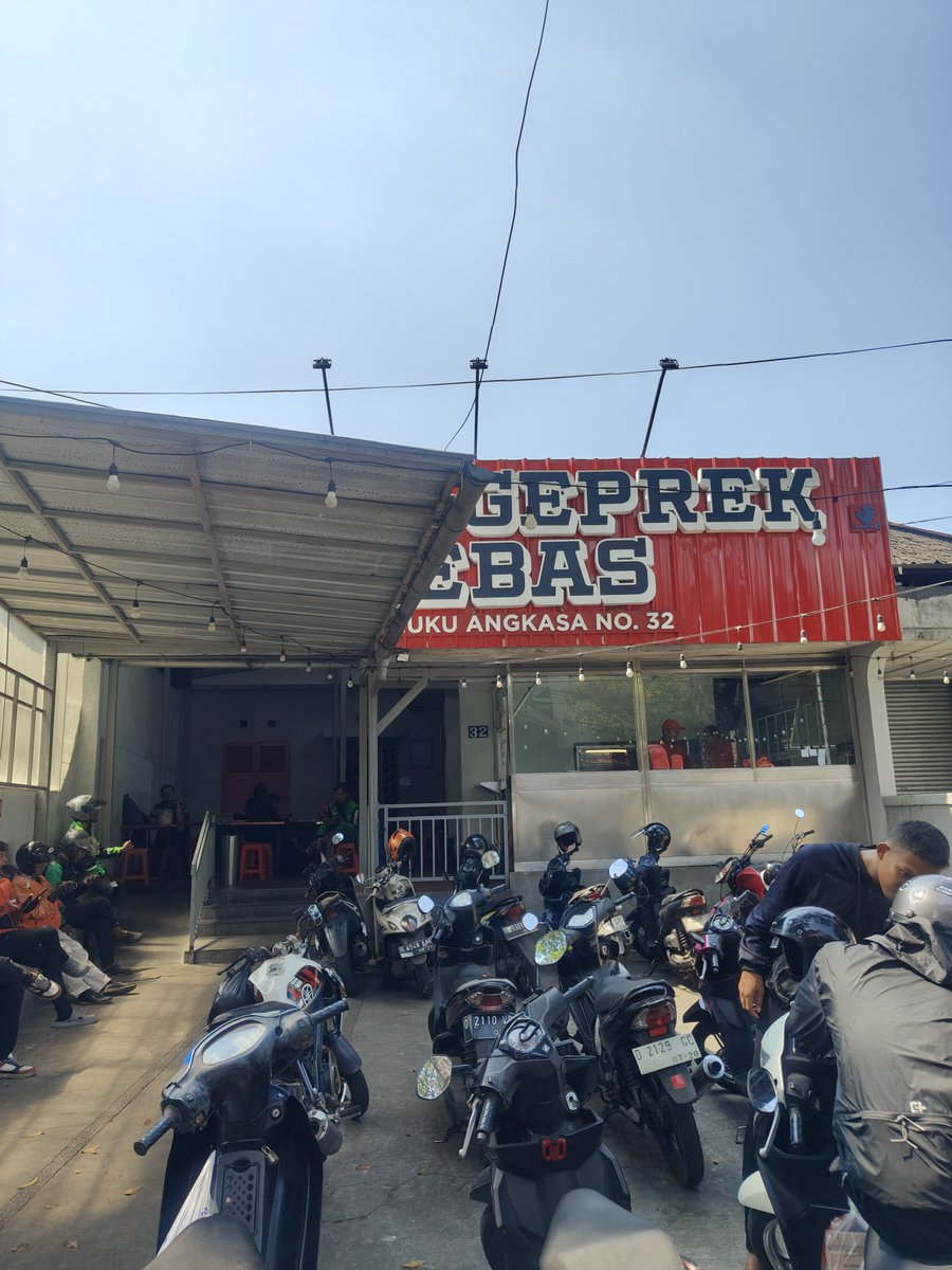 Widino's tweet photo. Ternyata masih ada ayam geprek yg ayamnya beneran digeprek sampe hancur di Bandung.

Ayam Geprek Bebas, geprek langganan mahasiswa di sekitaran DU karena murah dan banyak pilihan sambalnya. Favorite yg gw beli ini ayam geprek sambal cikur 🤤 https://t.co/HbBBXPilRB