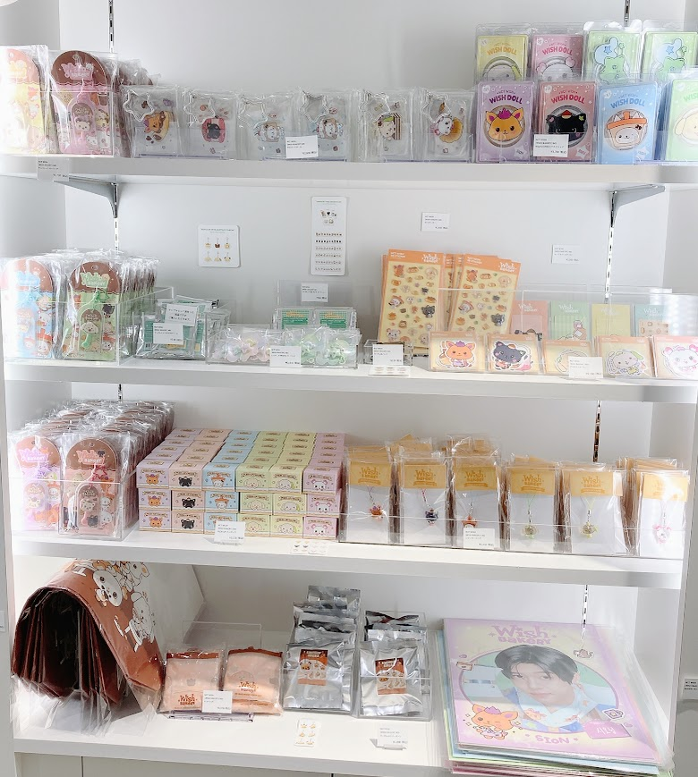 animateIS's tweet photo. 🌟#NCTWISH 商品情報🌟

[WISHBAKERY] POPUP OFFICIAL MD
・POCKET WISH DOLL
・ミニミニ WICHU
絶賛販売中です！

✅フォトカード（全6種） ​
7000円ご購入毎に1枚お渡し💚

ウィシズニの皆さまのご来店お待ちしております！

#엔시티위시 #WISHBAKERY #WITHMUU https://t.co/185qBKLE5u