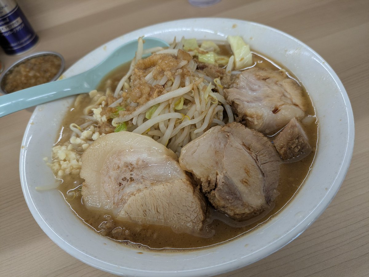 OKAKOMI_PR's tweet photo. 『あしたの夏二郎 岡山店』
岡山市北区にある人気な二郎系ラーメンのお店

水島、中庄に続く3店舗目。
醤油辛くないスープにワシワシの太麺、ニンニク少なめで脂マシマシ（別皿提供）で個人的に大好きなカスタマイズ。
店主も優しく気軽に入れる二郎系。
https://t.co/PWo0549tv1
#おかコミ https://t.co/8AqV1QYL3X
