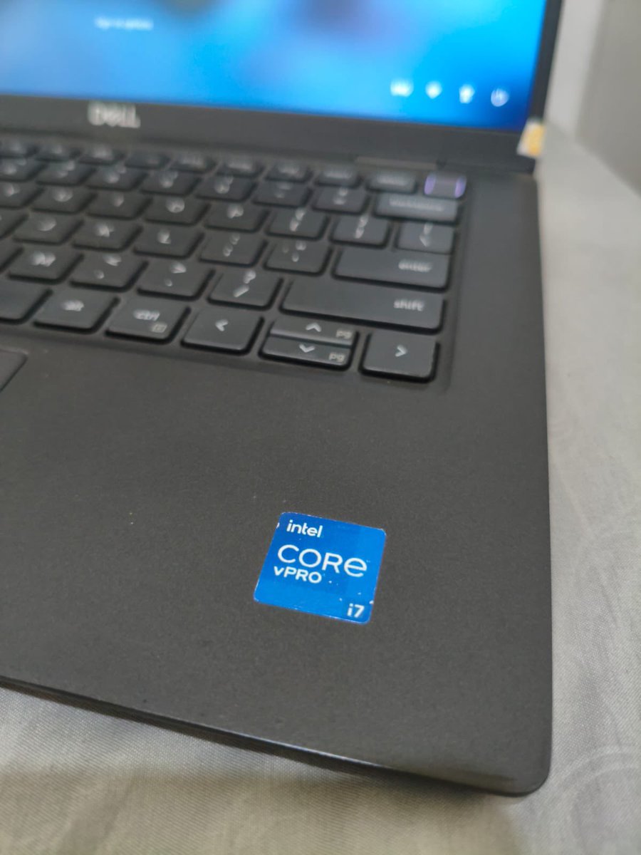 lilaccountz's tweet photo. se-BU apapun, tetap mengusahakan utk ga ngambil fee dari promosi produk UMKM anak twitter yg minta dibantu promosi karena tau ekonomi lg susah

jadi tolong dibeli laptop satu satunya ini ya guys😹untuk bayar kuliah hehehe. BU banget tolong bantu RT!🫶

💻 DIJUAL DELL LATITUDE 7320 – Core i7 Gen 11 vPro | RAM 16GB | 512GB | SSD NVMe 512GB

📌 Spesifikasi: 
✅ Dell Latitude 7320
✅ Layar 13,3" Full HD (1920 x 1080)
✅ Intel Core i7-1185G7 Gen 11 vPro
✅ RAM 16GB DDR4
✅ SSD NVMe 512GB
✅ Intel Iris Xe Graphics
✅ Fingerprint Sensor berfungsi normal
✅ Kamera berfungsi normal
✅ Privacy Shutter / Penutup Kamera untuk keamanan privasi
✅ Touchpad normal dan responsif
✅ Keyboard nyaman digunakan
✅ Semua port/colokan berfungsi normal
✅ WiFi, Bluetooth, Speaker, dan Mikrofon normal
✅ Microsoft Office sudah terpasang dan aktif
✅ Zoom serta aplikasi dasar lainnya sudah siap pakai
✅ Windows 11 siap digunakan

📌 Kondisi Fisik: 
✅ Unit second original
✅ Kondisi fisik mulus dan terawat
✅ Tampilan profesional dan premium
✅ Ringan, tipis, mudah masuk tas dan nyaman dibawa mobilitas harian
✅charger bawaan original

📌 Minus: ⚠️ Battery Health sekitar 41%

💰 Harga: Rp8.500.000

bisa nego tipis😹