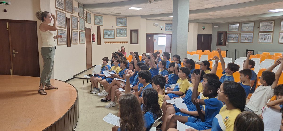 C_E_Marni's tweet photo. 5è  de primària A i D entrevista a l’escriptora @LauraBorao ,autora del llibre MARBO, CASTELL I ASSOCIATS ✍🏼 https://t.co/91ra2nXhh8