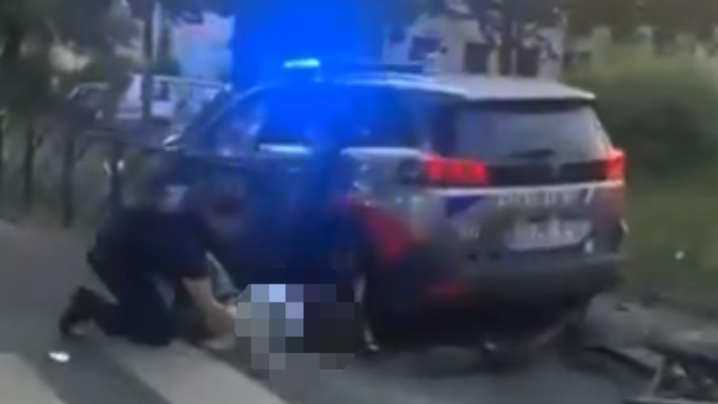 info_Paris_IDF's tweet photo. 🔴 FLASH - #BlancMesnil : Une femme a été blessée.

👉 Elle a été percutée par un véhicule de police mercredi près de la maternelle Henri Wallon. Selon nos informations, les fonctionnaires intervenaient pour un refus d’obtempérer. Une enquête a été ouverte. #SeineSaintDenis https://t.co/XZmGt7mmJs