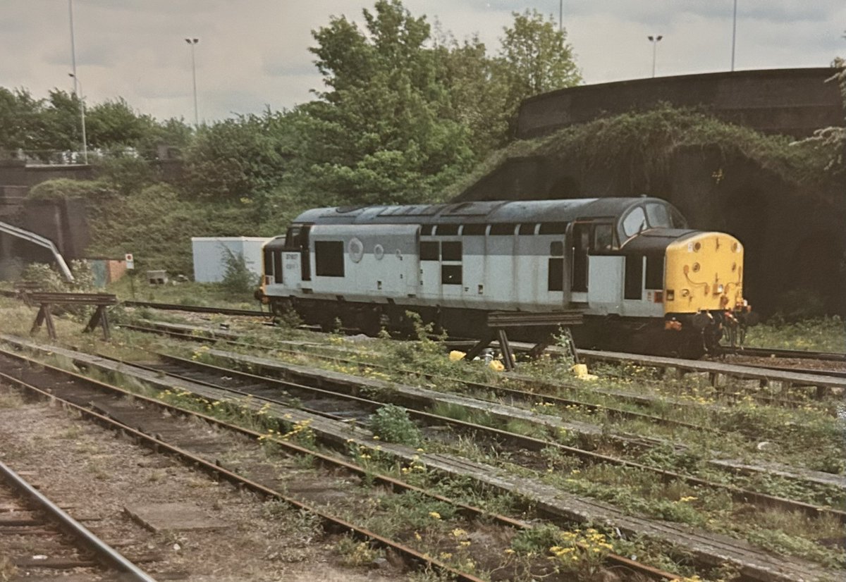 LeicRailAle170's tweet photo. #TractorThursday 37607 carrying Channel Tunnel rings , Leicester 1997. https://t.co/MaVZl1r9vT