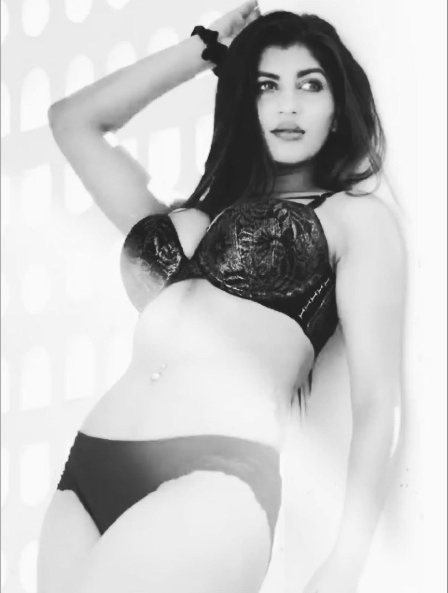 GilmaStuff9's tweet photo. 🤤🥵 Yashika ena odambu Bikini la semaya Irukale 👙

😋🤤Ufffff shapeuuuuu 🥵🔥🌚

#yashika https://t.co/QeR7vXix2v