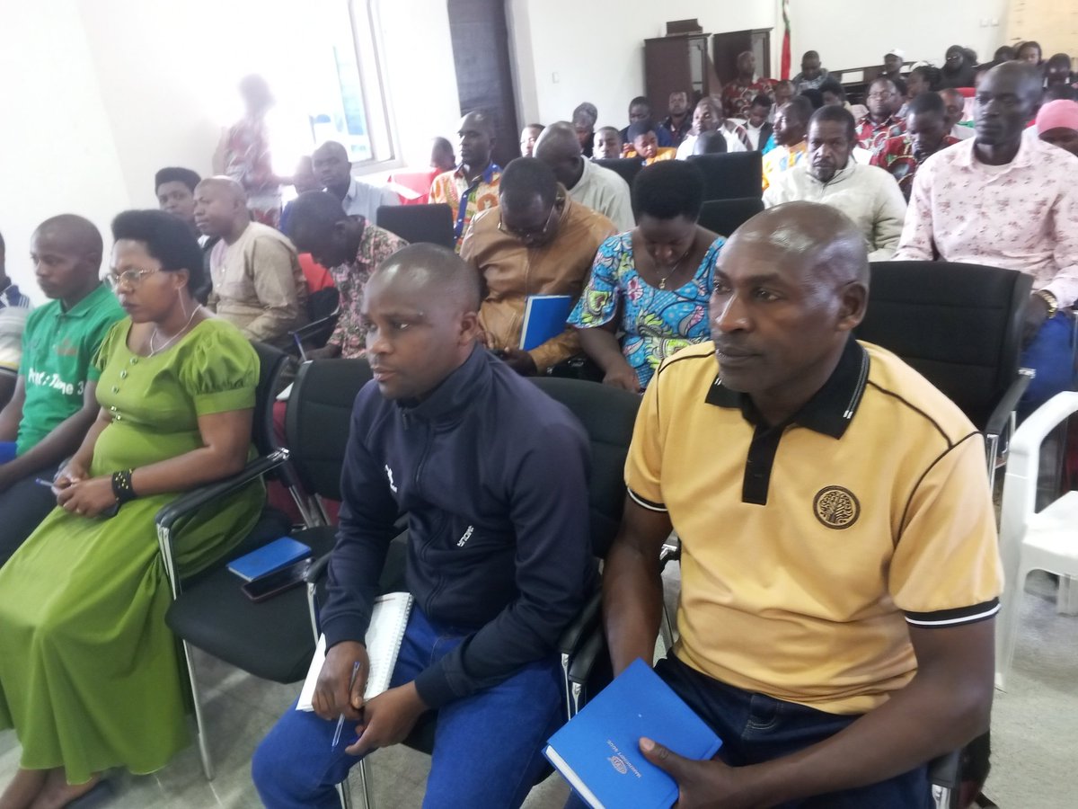 KayanzaCommune's tweet photo. Le 17 Juin 2026, l’administrateur de Kayanza a réuni les responsables locaux pour renforcer la collaboration sur le développement, la sécurité, l’hygiène, la lutte contre les boissons illégales et les accidents de route, et promouvoir l’assurance maladie. https://t.co/nDXCNv6Seq