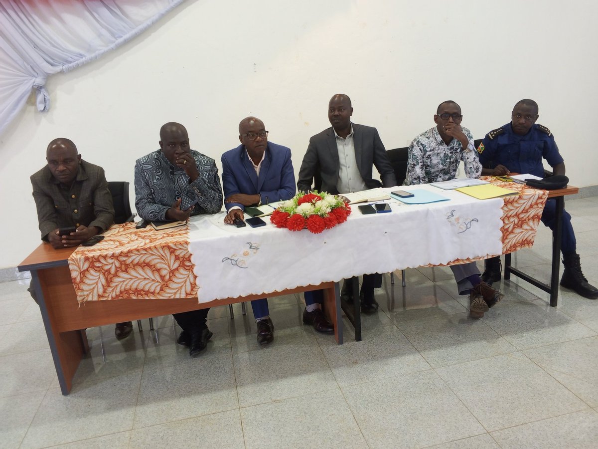 KayanzaCommune's tweet photo. Le 17 Juin 2026, l’administrateur de Kayanza a réuni les responsables locaux pour renforcer la collaboration sur le développement, la sécurité, l’hygiène, la lutte contre les boissons illégales et les accidents de route, et promouvoir l’assurance maladie. https://t.co/nDXCNv6Seq
