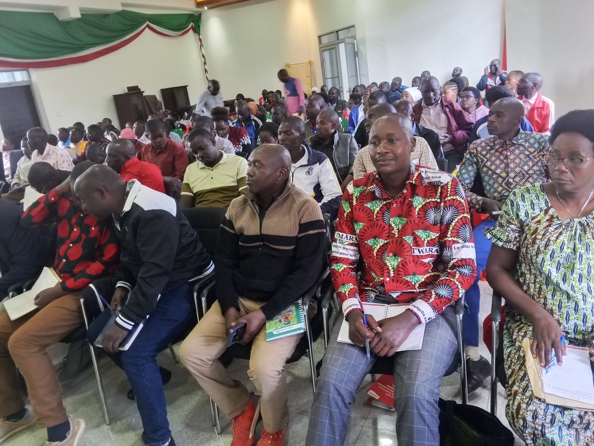 KayanzaCommune's tweet photo. Le 17 Juin 2026, l’administrateur de Kayanza a réuni les responsables locaux pour renforcer la collaboration sur le développement, la sécurité, l’hygiène, la lutte contre les boissons illégales et les accidents de route, et promouvoir l’assurance maladie. https://t.co/nDXCNv6Seq