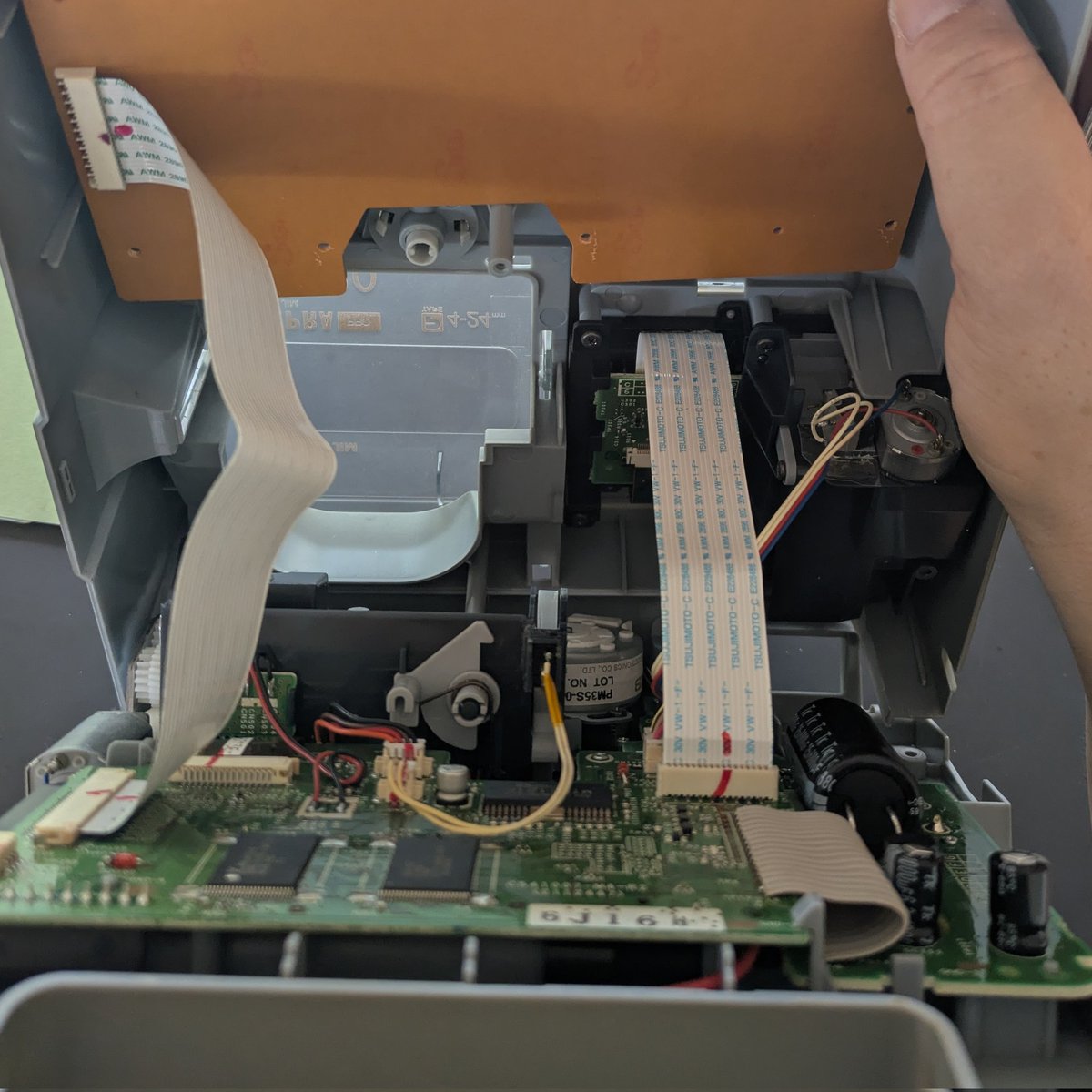 k2c1986's tweet photo. テプラの電源が入らなくなったので、見切り発車で開けた笑
そのあと調べて、電源ボタン裏にアルミホイル貼れば何とかなりそうだとわかり、ぽち。無事復活。
合わせてトリミングの端っこが大量に残ってたので、大掃除。
故障したら何の躊躇いもなくドライバー握る女子はお嫌いですか？笑 https://t.co/EkDnc9g4uq