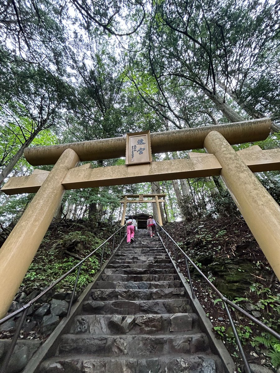 sachidom's tweet photo. 定期的に行っている三峰神社⛩️
境内にある興雲閣に宿泊して4年ぶりに早朝御祈祷を受けてきました😌
すみれーず、梟さん、レナちゃん、そして今年は福井のお友達よんよんも合流！
御祈祷の後には1時間半程山を登って奥宮にも参拝🙏✨
御祈祷を受けると神の使いである狼が1年間お守りしてくれるのです🐺 https://t.co/JFVkj7sdfX