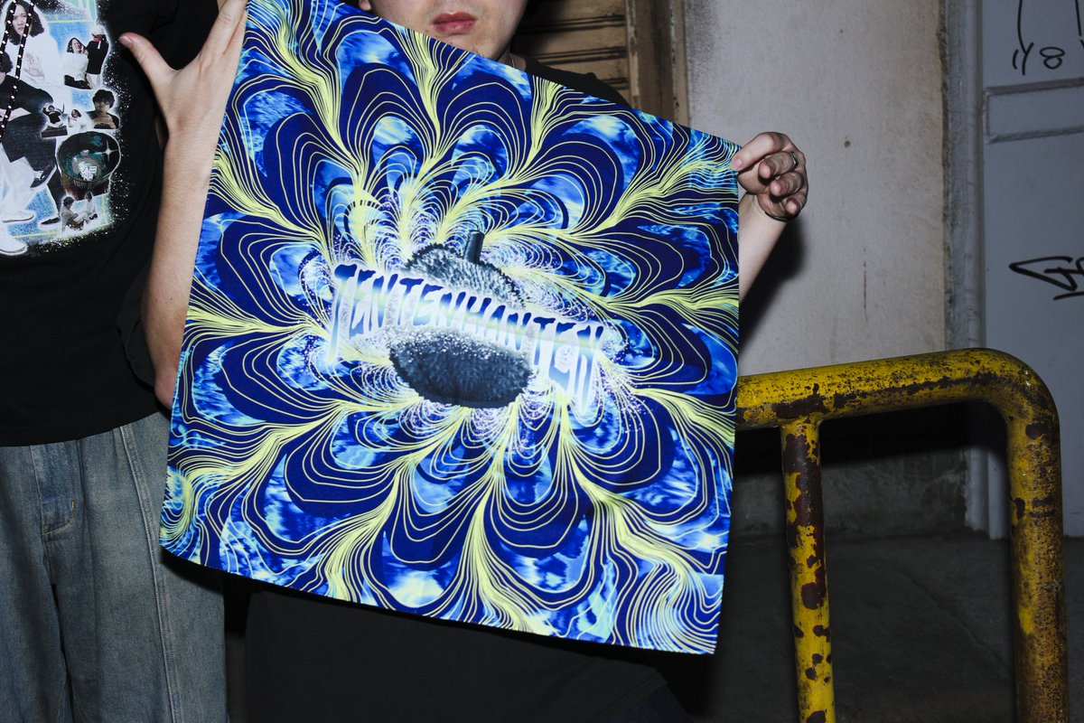 tentenfuanten's tweet photo. 【TTHT BANDANA /BLUE】
TENTENHANTENロゴの背景にはドリアンに秘めた強烈なパワーをサイケデリックな雰囲気で表現。夏らしいカラーリングのバンダナ。 https://t.co/yUiEmfzHg6