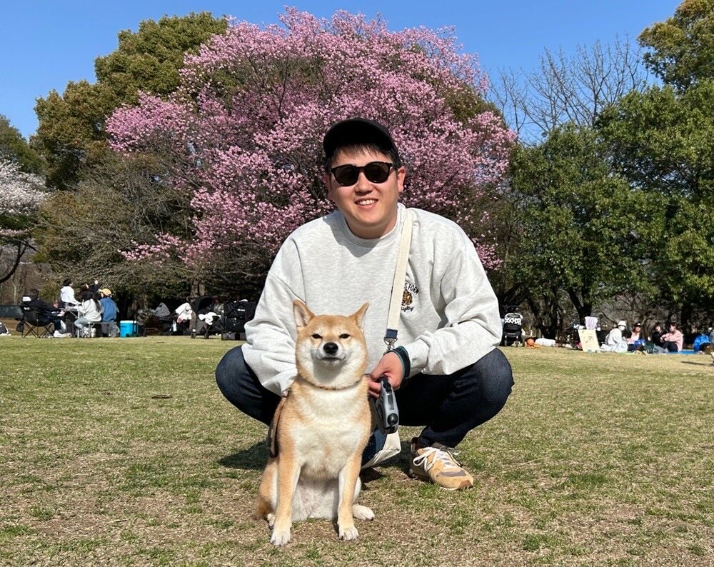 livehaaack's tweet photo. 柴犬「おいも」とペット配信を届ける「芋兄」さんにインタビュー！

IT系会社員として働きながら、愛犬・おいもとの日常をTikTok LIVEで配信し、ペット専門ライバー事務所「PosiPET STUDIO」まで立ち上げた芋兄さん。

「かわいいを世界中に届けたい」という思いから始まった配信は、多くのリスナーに癒しを届ける人気コンテンツへと成長。現在は53名のペット配信者が所属する事務所代表として、ペット配信の可能性を広げています。

ペット配信ならではの魅力や苦労、リスナーと一緒に楽しむ工夫、そしてオールスター出場への目標まで、たっぷりお話を伺いました。

記事はこちら👇
https://t.co/fpSC68CJLG
#ライブハック #Livehaaack #TikTokLIVE  #ライバー  #副業  #ライブ配信 #配信者 #インタビュー