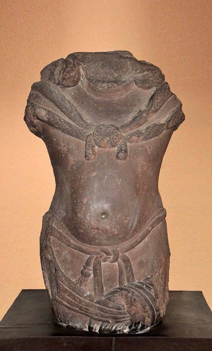 BishtLokinder's tweet photo. Torso of one of the five #Vrishni (Vasudeva) heroes, found at MoraWell, Mathura.
The Mora Well Inscription mentions a pratima and a shrine & calls the five Vrishnis as bhagavatam. Dated to the reign of Sodasa (Indo-Scythian) circa 15 CE. It represents one of the earliest surviving stone representations of the Pancha-Viras (five deified heroes of the Vrishni clan). This crucial archaeological find provides concrete historical evidence for the early foundations of Bhagavatism and Vaishnavism in ancient India.