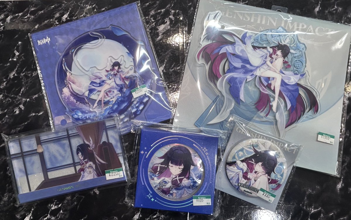 Kotobukiya_akb's tweet photo. 【コトブキヤ秋葉原館1館】
商品情報：『原神』
▼1階、原神コーナーではアクスタやぬいぐるみ、缶バッジ各種販売中！
流砂アクリルコロッタでは雪の結晶❄️が入っており儚さと美しさがあります✨
また、おすわりぬいぐるみは大きく存在感抜群！
秋葉原にお越しの際はぜひご利用ください https://t.co/zsdClWxUAf