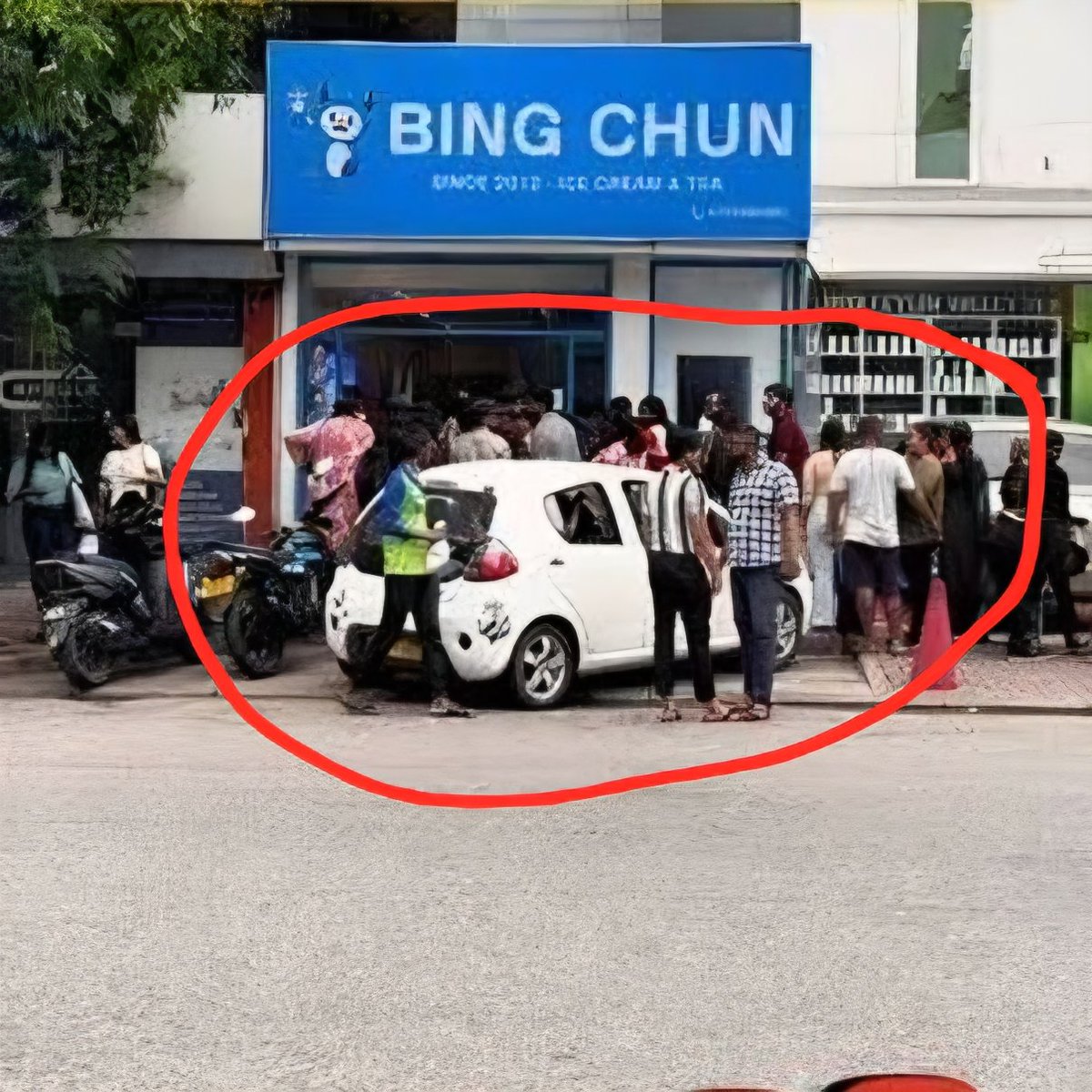 giritharan_a's tweet photo. @nuwnjay These customers are school children?? https://t.co/xnz41wk1MM