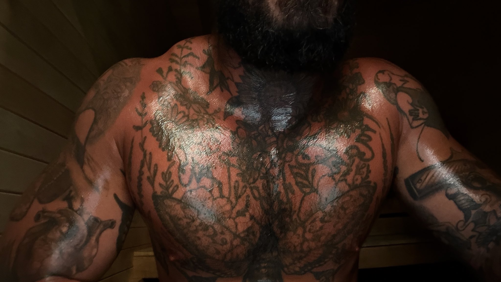 Sweaty man.💦 https://t.co/5K1XuJJb7C