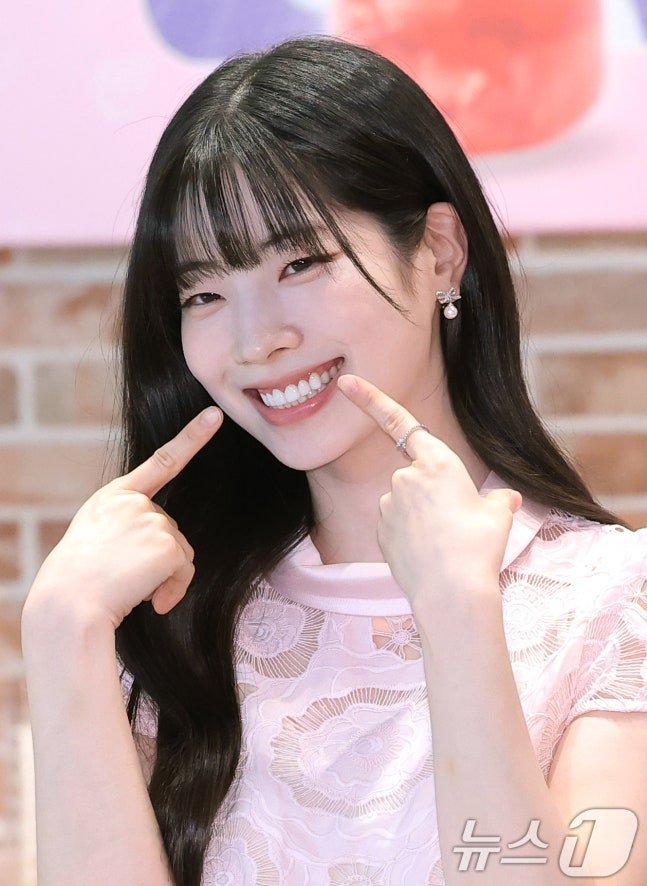 OT_9WICE's tweet photo. Kim Dahyun jamás te saques el flequillo porfavorrrr es que, que linda que es 😭 https://t.co/ZrN8gxRy0H