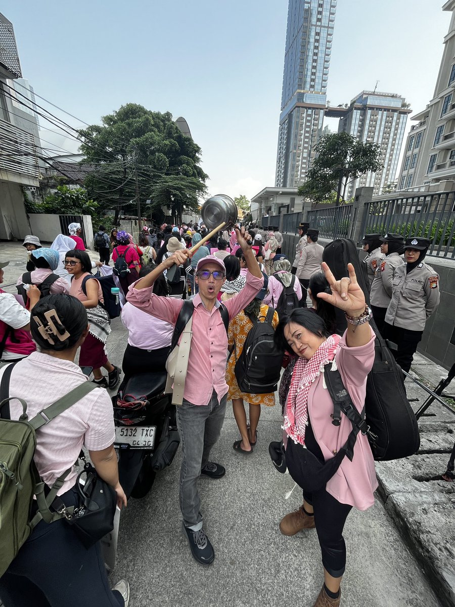 SistersInDanger's tweet photo. Kami pamit setelah blokade tadi karena harus rapat dengan sekolah tuan rumah “edukasi musikal cegah kekerasan berbasis gender” di Jakbar. 

Semoga kawan2 yang masih aksi tetap aman &amp; lancar sesuai rencana. Sampai menang nanti ✊🏻 https://t.co/1ym7Rnn5ea
