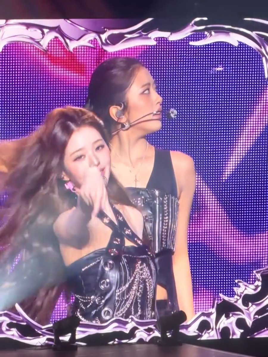 cloudnskye_'s tweet photo. WOWW annyeongz looks so hot here😭 The difference in skin tone between Yujin and Wonyoung is so good too🫠 https://t.co/iJiVv37hvb