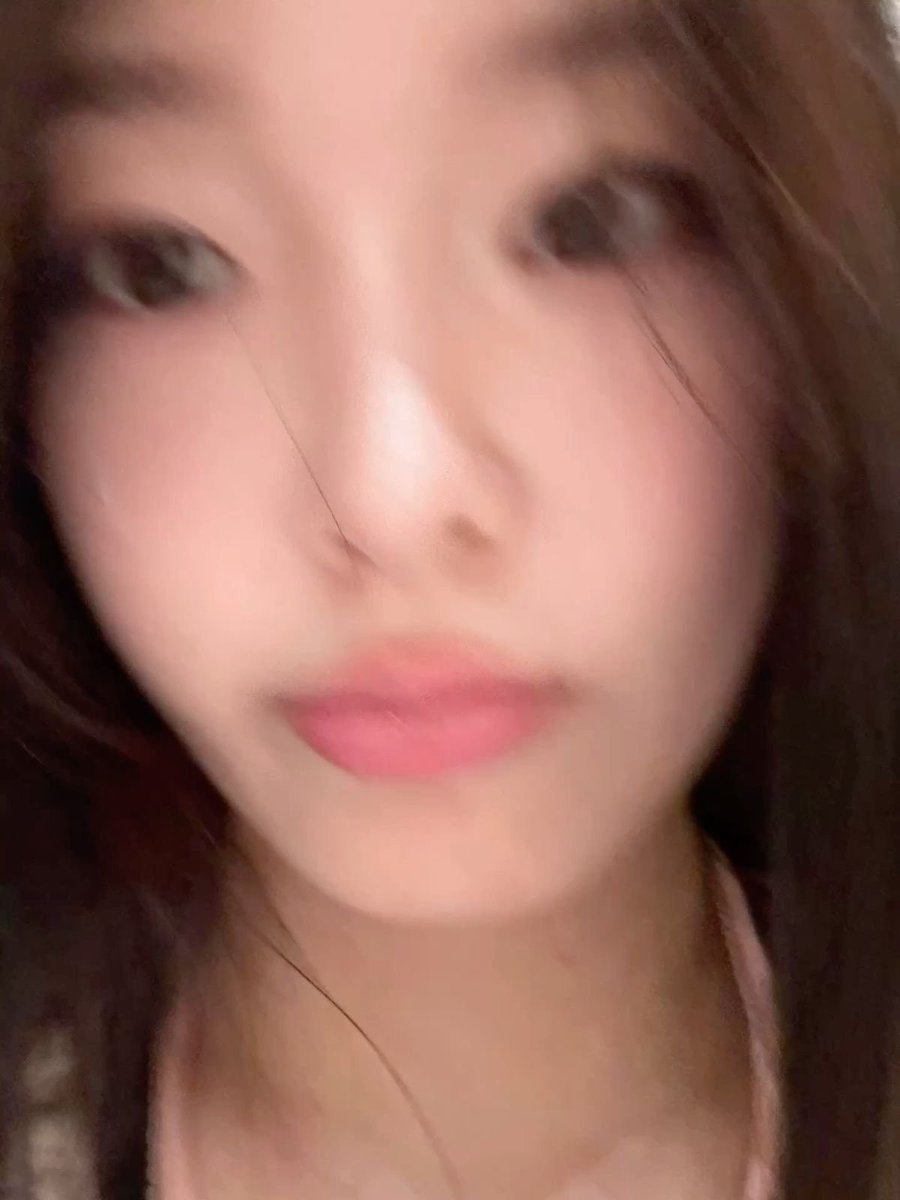 kvonohyul's tweet photo. Spent too much time with me and now she's taking blurry selca too. The infection has spread https://t.co/tlfwUjmXOK