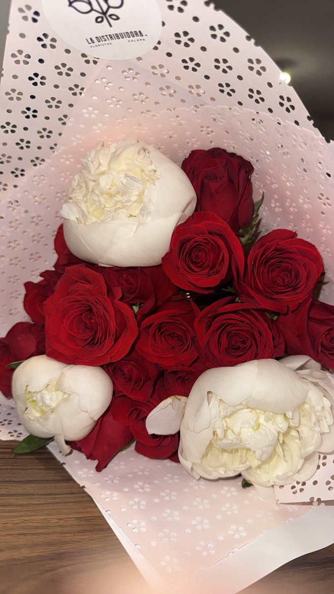 mollyyyfpp's tweet photo. y q viva mi hombre que hoy me regaló las peonias mas hermosas 😭 https://t.co/CWwAdmjck7