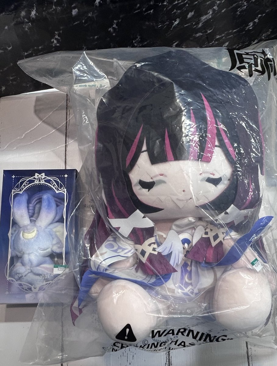 Kotobukiya_akb's tweet photo. 【コトブキヤ秋葉原館1館】
商品情報：『原神』
▼1階、原神コーナーではアクスタやぬいぐるみ、缶バッジ各種販売中！
流砂アクリルコロッタでは雪の結晶❄️が入っており儚さと美しさがあります✨
また、おすわりぬいぐるみは大きく存在感抜群！
秋葉原にお越しの際はぜひご利用ください https://t.co/zsdClWxUAf